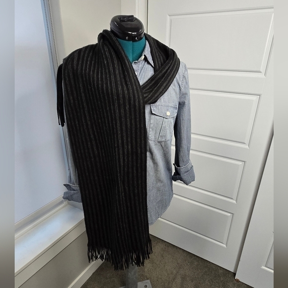 MICHAEL KORS LONG BLACK & GREY STRIPE SCARF FRINGE ENDS UNISEX OS WINTER COSY - Picture 3 of 12